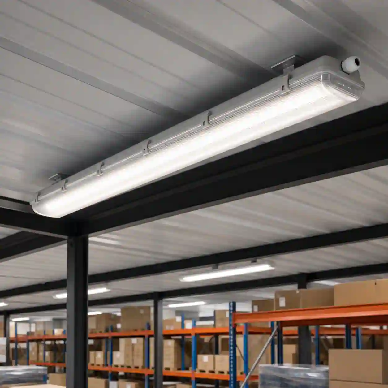 Prachotěsné lineární LED svítidlo PREMIUM IP65 zavěšené ve skladu